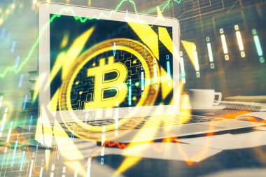 Blockchain temalı holograma ve bilgisayar arkaplanlı masaya çoklu maruz kalma. Bitcoin şifreleme para birimi kavramı.