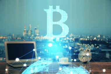 Blockchain temalı holograma ve bilgisayar arkaplanlı masaya çoklu maruz kalma. Bitcoin şifreleme para birimi kavramı.