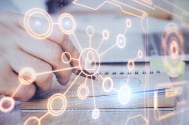 Adamın elleri arka planda notlarla çalışıyor. Sosyal ağ şeması. Karışık medya. Küresel. Çoklu pozlama.