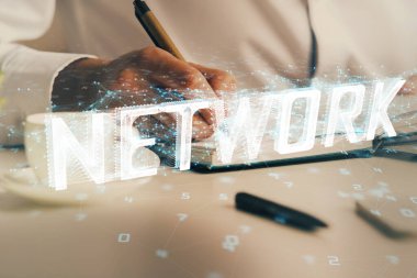 Veri temalı çoklu pozlama arkaplan çizimleri olan insan elleri. Yenilik kavramı.