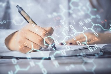 Fen formülü hologramı, arka plan notları alan kadınların elleri üzerinde. Öğrenim anlayışı. Çoklu pozlama