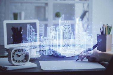 Not defterine el yazısının üzerini çiziyor. Ezik ev kavramı. Çoklu pozlama