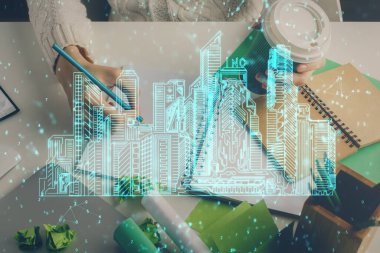 Not defterine el yazısının üzerini çiziyor. Ezik ev kavramı. Çoklu pozlama