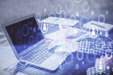 Sosyal ağ temalı hologramda iş adamı arka planda bilgisayar üzerinde çalışıyor. Dünya çapında ağ kavramı. Çift pozlama.