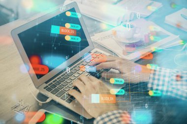 Teknoloji temalı hologramı olan bilgisayar geçmişi olan bir iş adamı. Yüksek teknoloji kavramı. Çoklu pozlama.