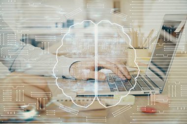 Adam klavyede beyin hologramıyla yazı yazıyor. Büyük Data kavramı. Çift pozlama.