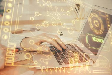 Teknoloji temalı dizüstü bilgisayarla çalışan bir iş adamı. Büyük veri kavramı. Çift pozlama.