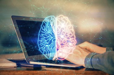 Adam klavyede beyin hologramıyla yazı yazıyor. Büyük Data kavramı. Çift pozlama.