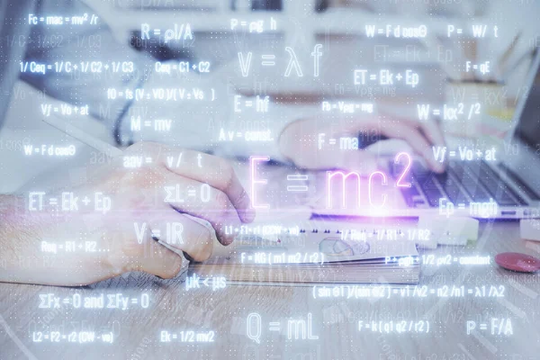 バックグラウンドでコンピュータに取り組んでいる男と科学式のホログラム 教育の概念 二重露光 — ストック写真