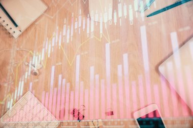 Forx grafik hologramının telefonlu masaüstü üzerinde çoklu pozlandırılması. Üst Manzara. Mobil ticaret platformu kavramı.