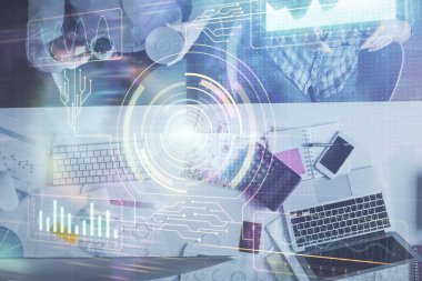 Kadın ve erkeğin birlikte çalışması ve veri temalı hologram çizimi. Bilgisayar arkaplanı. Üst Görünüm.