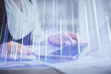 İş kadınlarının bilgisayar ve ön grafik hologram çizimlerini yazarken çift pozlama. Mali analiz kavramı.