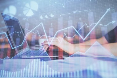 İş kadını ellerinin bilgisayar ve ön x çizelge hologramı çizimlerinde çifte pozlama. Mali analiz kavramı.