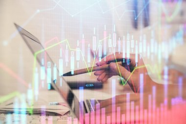 Bilgisayarda ve finansal grafik hologramında yazı yazan kadın ellerine çoklu maruz kalma. Borsa analizi kavramı.