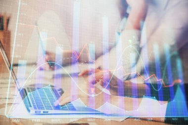 Bilgisayarda ve finansal grafik hologramında yazı yazan kadın ellerine çok maruz kalmış. Borsa analizi kavramı.