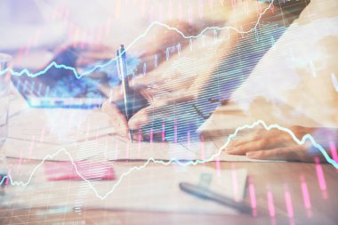 Bilgisayarda ve finansal grafik hologramında yazı yazan kadın ellerine çok maruz kalmış. Borsa analizi kavramı.