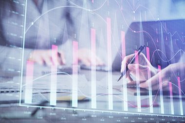 Bilgisayarda ve finansal grafik hologramında yazı yazan kadın ellerine çok maruz kalmış. Borsa analizi kavramı.