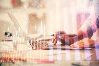 Bilgisayarda ve ön x grafik hologram çiziminde kadın eli yazarken çift pozlama. Borsa yatırım kavramı.