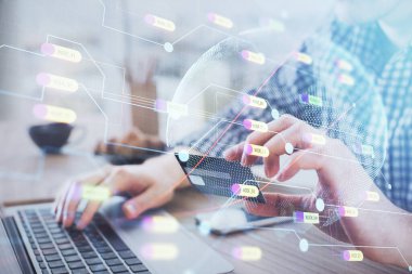 Elinde kredi kartı ve dünya haritası çizimi olan bir adamın ellerine iki kez maruz kalmış. Uluslararası İnternet E-ticaret ve teknoloji kavramı.