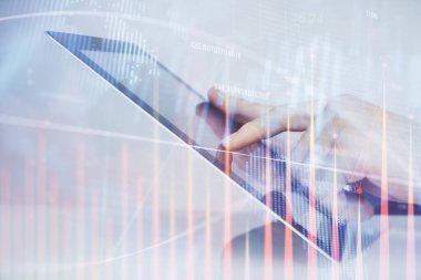 Dijital telefon ve forx grafik çizimi kullanarak adamın elini tutarken birden fazla pozlama. Finansal piyasa kavramı.