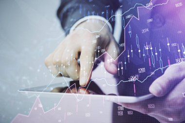 Bir adamın el ele tutuşması ve telefon ve finansal çizim kullanması. Pazar analizi kavramı.