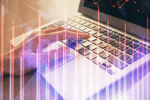 Bilgisayarda ve ön x grafik hologram çiziminde kadın eli yazarken çift pozlama. Borsa analizi kavramı.