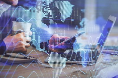 Bir adamın elini tutarken ve bir telefon ve mali grafik çizimi kullanırken çift pozlama. Analiz kavramı.