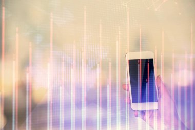 Ön x çizelgesine çift pozlama, hologram çizimi ve cep telefonu kullanan bir kadın. Borsa konsepti.