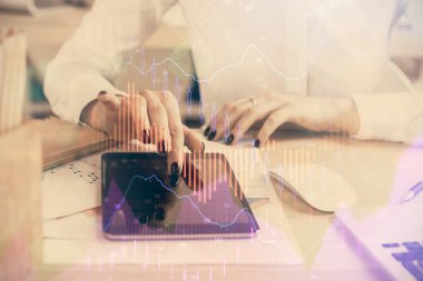 Ön x çizelgesine çift pozlama, hologram çizimi ve cep telefonu kullanan bir kadın. Finansal piyasa kavramı.