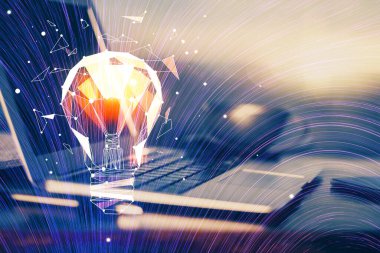 Bilgisayar ofisinde ampul simgesi hologramıyla birlikte. Çifte maruziyet. Fikir kavramı.