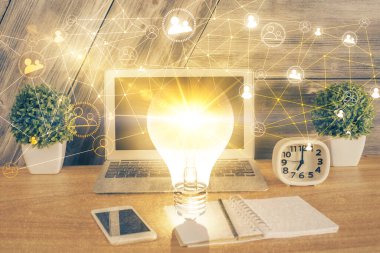 Sosyal ağ hologramıyla birlikte bilgisayar masaüstünde. Çoklu maruz kalma. Uluslararası insan ilişkileri kavramı.