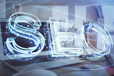 Bilgisayar ve seo çizim hologramı olan çok katmanlı bir tablo. Arama optimizasyon kavramı.