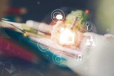 Not defterine el yazısının üzerini çiziyor. Ezik ev kavramı. Çoklu pozlama