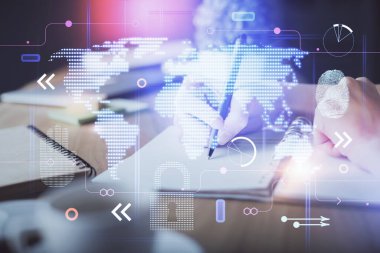 Dünya haritası hologramı ve veri tema simgeleriyle notlar alan ellerin çifte pozlanması. Uluslararası ağ verilerinin kavramı.