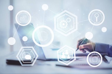 Sosyal ağ temalı hologramda iş adamı arka planda bilgisayar üzerinde çalışıyor. Dünya çapında ağ kavramı. Çift pozlama.