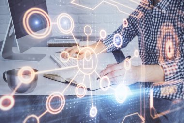 Sosyal ağ temalı hologramda iş adamı arka planda bilgisayar üzerinde çalışıyor. Dünya çapında ağ kavramı. Çift pozlama.