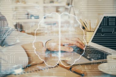 Adam klavyede beyin hologramıyla yazı yazıyor. Büyük Data kavramı. Çift pozlama.