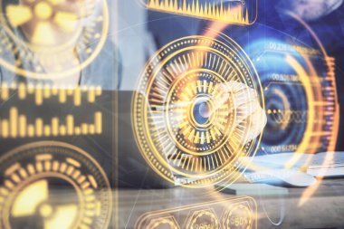 Teknoloji temalı hologramda arka planda çalışan bir adam var. Yüksek teknoloji konsepti. Çoklu pozlama.