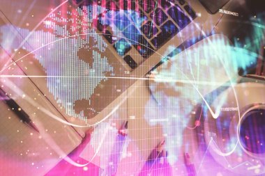 Masaüstü arkaplanındaki bilgisayarın üzerinde iş temalı hologram çizimleri. Üst Manzara. Çoklu maruz kalma. Uluslararası bağlantılar kavramı.