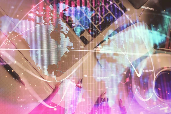Masaüstü arkaplanındaki bilgisayarın üzerinde iş temalı hologram çizimleri. Üst Manzara. Çoklu maruz kalma. Uluslararası bağlantılar kavramı.