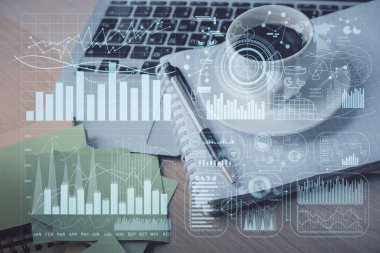 Masa arkasında kahve ve eşyalar olan ön x çizelgesi ve masaüstüne çift pozlama. Finansal piyasa ticareti kavramı