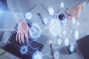 Bilgisayar klavyesinin ve veri temalı hologram çiziminin üzerine yazarken iki kez görüntülenmiş. Üst Manzara. Teknoloji konsepti.