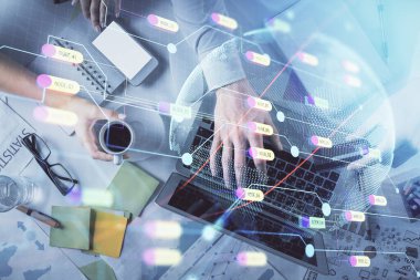 Birlikte çalışan kadın ve erkeğin çifte pozu ve dünya haritası çizimi. Uluslararası ağ konsepti. Bilgisayar arkaplanı. Üst Görünüm.