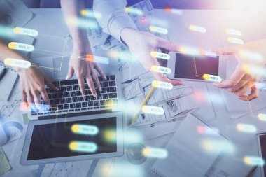 Kadın ve erkeğin birlikte çalışması ve veri temalı hologram çizimi. Bilgisayar arkaplanı. Üst Görünüm.