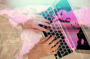 Bilgisayar ve finansal temalı hologram çizimleri üzerinde çalışan kadın elleri çift pozlama. Üst Manzara. İş konsepti.