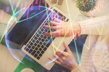 Bilgisayar ve ön x çizim hologramı üzerinde çalışan kadın elleri çift pozlama. Üst Manzara. Mali analiz kavramı.