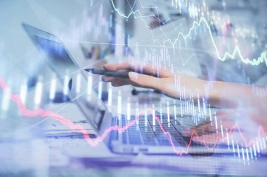 Bilgisayarda ve finansal grafik hologramında yazı yazan kadın ellerine çoklu maruz kalma. Borsa analizi kavramı.