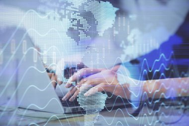 Bilgisayarda ve finansal grafik hologramında yazı yazan kadın ellerine çoklu maruz kalma. Borsa analizi kavramı.