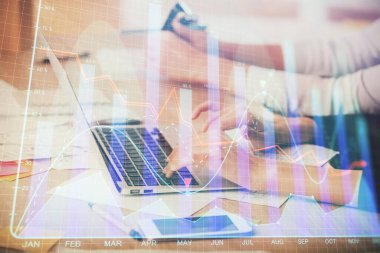 Bilgisayarda ve finansal grafik hologramında yazı yazan kadın ellerine çok maruz kalmış. Borsa analizi kavramı.