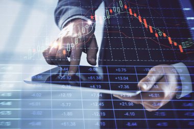 Bir adamın elini tutarken ve dijital bir cihaz ve ön grafik çizimi kullanırken çift pozlama. Finansal piyasa kavramı.